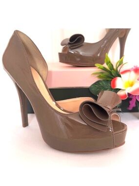 GUESS ~ Cruelty Free Patent Taupe Peep Toe 5” Heels with Bow Detail size 8